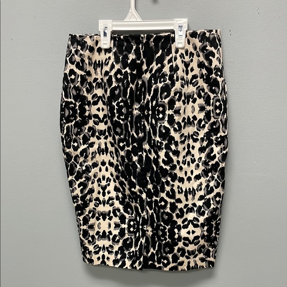 EUC Massimo Stretch Size 4 Leopard Print  Pencil Skirt with Pockets - Picture 5 of 6